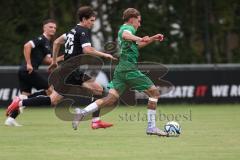 Bezirksliga - Saison 2025/26 - FC Gerolfing - VFR Garching - Timo Kraus grün Gerolfing im Alleingang - Oliver James schwarz Garching - Foto: Meyer Jürgen