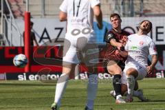 3. Liga; FC Ingolstadt 04 - Hallescher FC; Zweikampf Kampf um den Ball Simon Lorenz (32, FCI) Baumann Dominic (28 Halle)