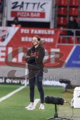 3. Liga; FC Ingolstadt 04 - Energie Cottbus; Cheftrainerin Sabrina Wittmann (FCI) an der Seitenlinie, Spielerbank