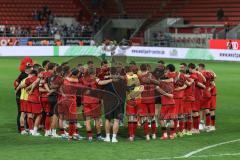 3. Liga; FC Ingolstadt 04 - Erzgebirge Aue; Spiel ist aus, Niederlage, hängende Köpfe 3:5; Cheftrainerin Sabrina Wittmann (FCI) geht zur Mannschaft auf den Platz, Kreis Besprechung