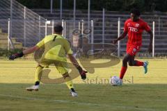 Bayernliga Nord - Saison 2023/2024 - FC Ingolstadt 04 - SSV Jahn Regensburg - Michael Udebuluzor (Nr.24 - FCI U21) mit einer 100% Torchance - trifft aber nicht - Leon Mate Cuk Torwart Regensburg - Foto: Meyer Jürgen