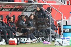 3. Liga; FC Ingolstadt 04 - Rot-Weiss Essen; Trainerbank diskutiert Torwart-Trainer Arvid Schenk  (FCI) Co-Trainer Patrick Schönfeld (FCI) Co-Trainer Fabian Reichler (FCI) Cheftrainerin Sabrina Wittmann (FCI)