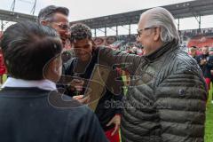 3. Liga; FC Ingolstadt 04 - SV Waldhof Mannheim; Verabschiedung der Spieler die den Verein verlassen. Strömender Regen vor dem Spiel. Florian Günzler (FCI Geschäftsführer Finanz und Orga) Karl Meier, Vorsitzender des Aufsichtsrats (FCI) Yann Sturm (7, FCI