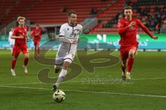 3. Liga - Saison 2024/25 - FC Ingolstadt 04 - SpVgg Unterhaching - Max Besuschkow (Nr.17 - FCI) - Julian Kügel (Nr.9 - Unterhaching) - Foto: Meyer Jürgen