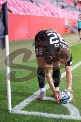 Toto-Pokal - Saison 2023/2024 - FC Ingolstadt 04 - Jahn Regensburg - Simon  Lorenz (Nr.32 - FCI) beim Eckball - Foto: Meyer Jürgen