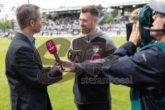 3. Liga; SV Sandhausen - FC Ingolstadt 04; Jannik Mause (7, FCI) bekommt die Torschützen Kanone vom Kicker überreicht, Interview mit Magenta