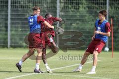 3. Liga; FC Ingolstadt 04 - Trainingsauftakt nach Sommerpause; Zweikampf Kampf um den Ball Simon Lorenz (32, FCI) Obed Ugondu (17, FCI)
