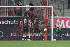 3. Liga; FC Ingolstadt 04 - SC Verl; Torwart Kai Eisele (25, FCI) knapp vorbei Steczyk Dominik (11 Verl)  Taz Berkan (10 Verl)