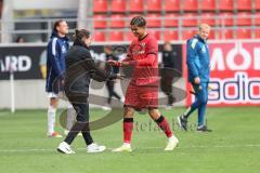 3. Liga; FC Ingolstadt 04 - 1. FC Saarbrücken; Yann Sturm (7, FCI) Siegtreffer Torschütze 2:1 Cheftrainerin Sabrina Wittmann (FCI) gratuliert