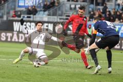 3. Liga; SV Wehen Wiesbaden - FC Ingolstadt 04; Deniz Zeitler (38, FCI) Mockenhaupt Sascha (4 SVWW) Torwart Stritzel Florian (16 SVWW) hält den Ball