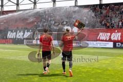 3. Liga; FC Ingolstadt 04 - VfB Lübeck; Verabschiedung Arian Llugiqi (25, FCI) und Tobias Schröck (21, FCI) Fan Fankurve Banner Fahnen Spruchband