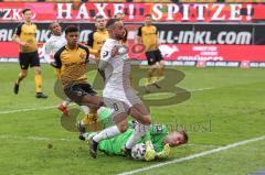 3. Liga - Dynamo Dresden - FC Ingolstadt 04 - Torchance Fatih Kaya (9, FCI) Torwart Kevin Broll (1 Dresden) scnappt sich den Ball