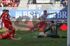 3. Liga - Saison 2025/26 - SV Wehen/Wiesbaden - FC Ingolstadt 04  - Max Plath (Nr.14 - FCI) schiesst den 1:1 Ausgleichstreffer - jubel - Torwart Noah Brdar (Nr.31 - Wiesbaden) - Foto: Meyer Jürgen