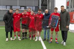 AUDI - Schanzer Amateurcup - Finale -  2026  - SV Hundszell - SV Denkendorf - Siegerehrung - 3. Sieger TSV Kösching - Jörg Schlagbauer 3 vore - Lukas Fröde (Nr.34 - FCI) rechts - jubel - Foto: Meyer Jürgen