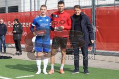 AUDI - Schanzer Amateur Cup - Finale- Saison 2024/25 - SV Hundszell - SV Menning - Lukas Fröde (Nr.34 - FCI) - bei der Preisverleihung - 2. Sieger SV Menning - Alexander Zelzer AUDI rechts - Foto: Meyer Jürgen