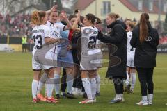 DFB -Pokal Frauen - Saison 2025/26 - FC Ingolstadt 04 Frauen - FC Bayern München - Die Mannschaften vor dem Spiel - Abklatschen - Foto: Meyer Jürgen