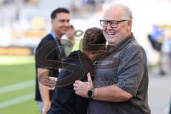 3. Liga; 1. FC Saarbrücken - FC Ingolstadt 04 - vor dem Spiel Vorsitzender des Vorstandes Peter Jackwerth (FCI) mit Cheftrainerin Sabrina Wittmann (FCI) lachen gute Stimmung