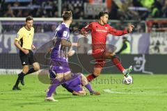 3. Liga; VfL Osnabrück - FC Ingolstadt 04; Fredrik Carlsen (8, FCI) kämpft sich durch die Abwehr