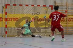 Lotto Bayern Hallencup - Saison 2024/25 - Türkisch SV Ingolstadt - TSV Ober./Unterhaunstadt- 6 meter schiessen - Martin Krumpietz TW Ober./Unterhaunstadt  - Daniel Drotleff rot Türkisch - Foto: Meyer Jürgen