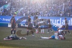 3. Liga; FC Hansa Rostock - FC Ingolstadt 04; Spiel ist aus, Niederlage, hängende Köpfe 2:0 Elias Decker (3, FCI) Ryan Malone (16, FCI) am Boden Simon Lorenz (32, FCI) Sebastian Grönning (11, FCI)
