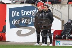 3. Liga; FSV Zwickau - FC Ingolstadt 04; schauen zu, Co-Trainer Maniyel Nergiz (FCI) Cheftrainer Guerino Capretti (FCI) an der Seitenlinie, Spielerbank