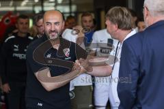 3. Liga; FC Ingolstadt 04 - SV Elversberg; Vorsitzender des Vorstandes Peter Jackwerth (FCI) begrüßt Co-Trainer Maniyel Nergiz (FCI)