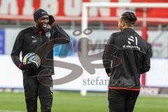 3. Liga; FC Ingolstadt 04 - Preußen Münster; vor dem Spiel Spaß Daouda Beleme (9, FCI) Leon Guwara (6, FCI)