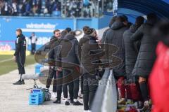 3. Liga - Saison 2025/26 - Hansa Rostock - FC Ingolstadt 04  - Die Spieler klatschen sich ab nach dem Auswärtssieg - jubel - Trainerbank - Foto: Meyer Jürgen