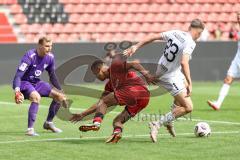 3. Liga; FC Ingolstadt 04 - 1. FC Schweinfurt 05; Zweikampf Kampf um den Ball Marcel Costly (22, FCI) Krätschmer Pius (23 S05) Torwart Stahl Toni (1 S05)