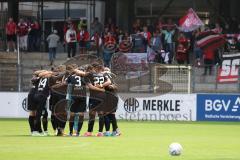 3.Liga - Saison 2022/2023 - SC Freiburg II - FC Ingolstadt 04 -  Die Mannschaft bildet einen Kreis vor dem Spiel - Foto: Meyer Jürgen