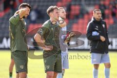 3. Liga; VfB Stuttgart 2 - FC Ingolstadt 04; Spiel ist aus, Niederlage, hängende Köpfe Spieler bedanken sich bei den Fans Lukas Fröde (34, FCI) Simon Lorenz (32, FCI) Torwart Marius Funk (1, FCI) Torwart Simon Simoni (41, FCI)