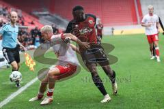 3. Liga; FC Ingolstadt 04 - Rot-Weiss Essen; Zweikampf Kampf um den Ball Sietan Janne (22 RWE) Obed Ugondu (17, FCI)