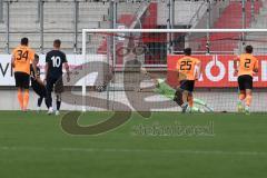 3.Liga - Saison 2023/2024 - Freundschaftsspiel - FC Ingolstadt 04 - SpVgg Unterhaching - Patrick Hobsch (Nr.34 - Unterhaching) verwandelt eien Elfmeter - Torwart Marius  Funk (Nr.1 - FCI) - Foto: Meyer Jürgen