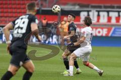 3. Liga; FC Ingolstadt 04 - Erzgebirge Aue; Felix Keidel (43, FCI) Zweikampf Kampf um den Ball Pepic Mirnes (10 Aue)