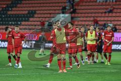 3. Liga; FC Ingolstadt 04 - Erzgebirge Aue; Niederlage, hängende Köpfe 3:5 Spieler bedanken sich bei den Fans Linus Rosenlöcher (19, FCI) Gustav Christensen (24, FCI) Lukas Fröde (34, FCI) Fredrik Carlsen (8, FCI)