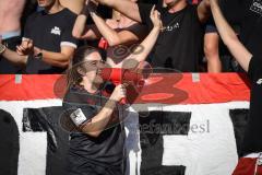 2. Frauen-Bundesliga; FC Ingolstadt 04 - SC Sand; Spiel ist aus, Spielerinnen bedanken sich bei den Fans, Torwartin Maier Franziska (1 FCI) spricht zu den Fans