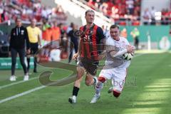 DFB-Pokal; FC Ingolstadt 04 - 1. FC Kaiserslautern; Dennis Borkowski (7, FCI) Ritter Marlon (7 FCK) fängt den Ball