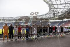 3. Liga; Hannover 96 II - FC Ingolstadt 04; Sieg Jubel Freude 0:4, Spieler bedanken sich bei den Fans und gehen hoch zu ihnen,Tanz Gesang Fahnen