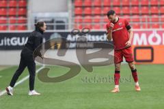 3. Liga; FC Ingolstadt 04 - Alemannia Aachen; Cheftrainerin Sabrina Wittmann (FCI) zu Lukas Fröde (34, FCI) an der Seitenlinie, Spielerbank