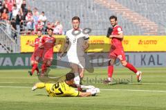 Toto-Pokal Finale; Würzburger Kickers - FC Ingolstadt 04; kommt zu spät Sebastian Grönning (11, FCI) Torwart Vincent Friedsam (WK 27)