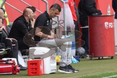 3. Liga; FC Ingolstadt 04 - SC Verl; Cheftrainer Michael Köllner (FCI) an der Seitenlinie, Spielerbank schreibt Stuhl