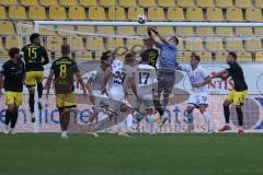 3. Liga - Saison 2024/25 - Alemannia Aachen - FC Ingolstadt 04  - Torwart Simon  Simoni (Nr.41 - FCI) - Lamar Yarbrough (Nr.25 - Alemannia Aachen) - Foto: Meyer Jürgen