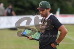 Testspiel - Saison 2025/26 - SV Manching - TSV Gaimersheim - Cheftrainer Cüneyt Köz (SV Manching) mit Taktiktafel - XXXXX - Foto: Meyer Jürgen