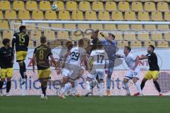 3. Liga - Saison 2024/25 - Alemannia Aachen - FC Ingolstadt 04  - Torwart Simon  Simoni (Nr.41 - FCI) - Lamar Yarbrough (Nr.25 - Alemannia Aachen) - Foto: Meyer Jürgen