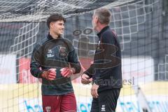 Toto-Pokal; SV Wacker Burghausen - FC Ingolstadt 04; vor dem Spiel Torwart Markus Ponath (1, FCI) Torwart-Trainer Alexander Kunze (FCI)