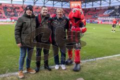 3. Liga; FC Ingolstadt 04 - VfL Osnabrück; Vertreter Blindenfussball und Andreas Mayr Vizepräsident (FCI) und rechts Maskottchen Schanzi