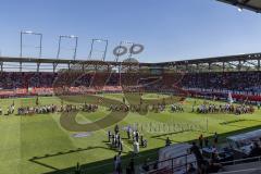 3. Liga; FC Ingolstadt 04 - Würzburger Kickers; vor dem Spiel Spalier die Ingolstädter Stadtwache, hinten die Feuerwehren der Region