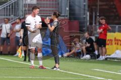 Toto-Pokal Finale; Würzburger Kickers - FC Ingolstadt 04; Cheftrainerin Sabrina Wittmann (FCI) redet mit Sebastian Grönning (11, FCI) am Spielfeldrand