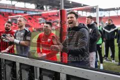 3. Liga; FC Ingolstadt 04 - VfL Osnabrück; Niederlage, hängende Köpfe die Mannschaft vor den Fans, Ehrenrunde mit Cheftrainer Guerino Capretti (FCI) macht eine Ansage zu den Fans