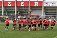 3.Liga - Saison 2023/2024 - Trainingsauftakt - FC Ingolstadt 04 - Die Spieler laufen sich warm -  - Foto: Meyer Jürgen